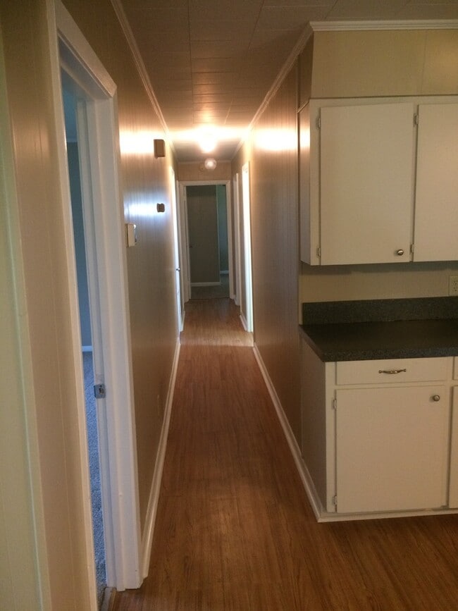 Building Photo - Four Bedroom, Two Bathroom, large yard, (MOVE IN SPECIAL!!)