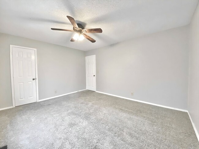 Building Photo - Modern Comfort Meets Prime Location in West Highlands