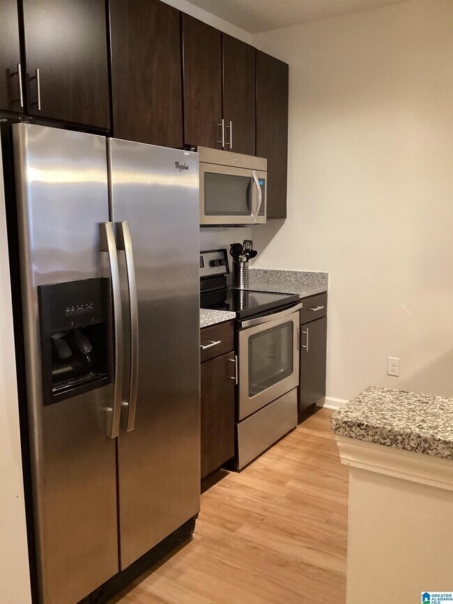 Building Photo - 1840 Oxmoor Rd