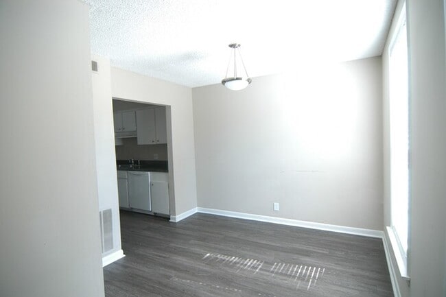 Building Photo - 2 Bedroom / 1.5 Bathroom Townhome in Madison Available Now!