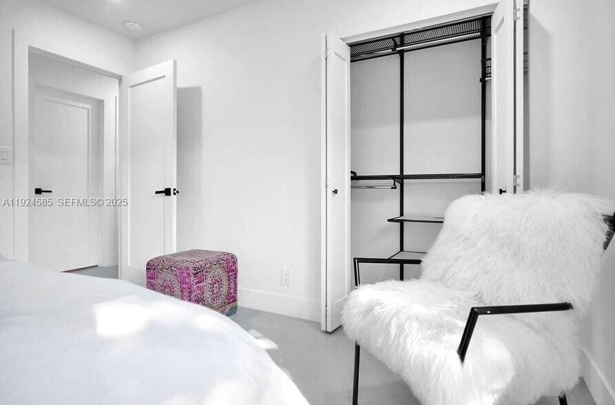 Building Photo - 117 NE 20th St