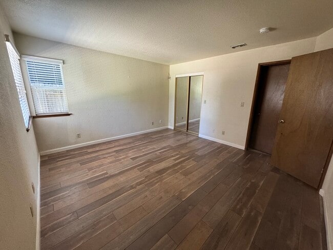 Building Photo - Beautifully spacious 3 bedroom 2 bath home...