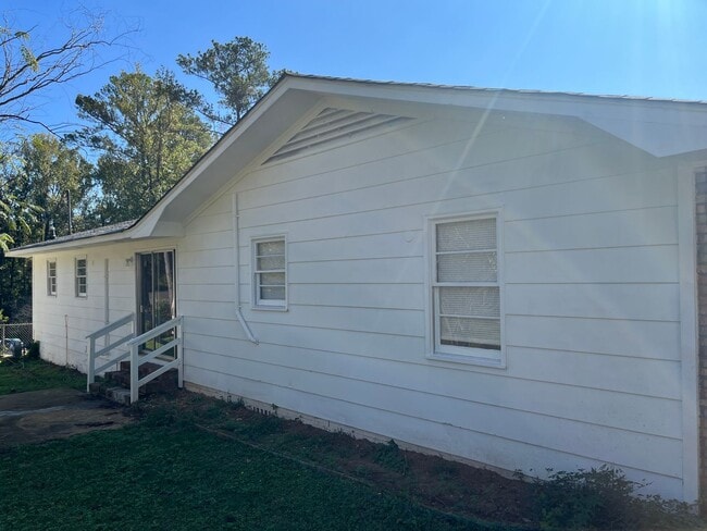 Building Photo - Comfort & Convenience in Northport – 4BR H...