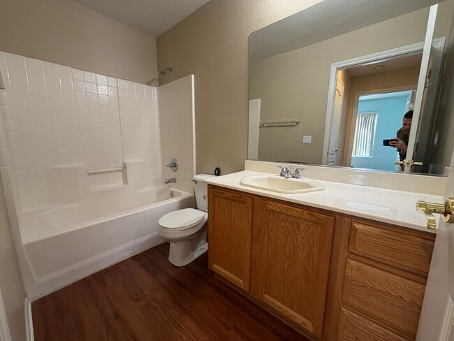 Building Photo - Gorgeous 2 bedroom townhouse Ready for immedate move-in!