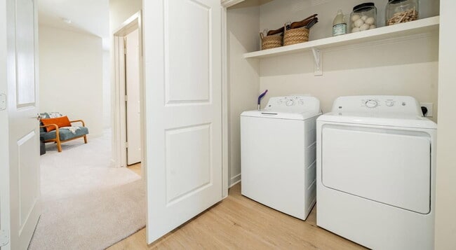 Building Photo - 3251 Lake Sharon Dr