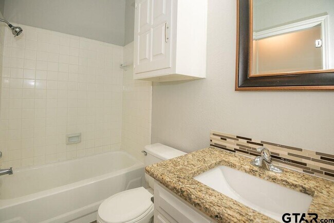 Building Photo - 5811 Hollytree Dr