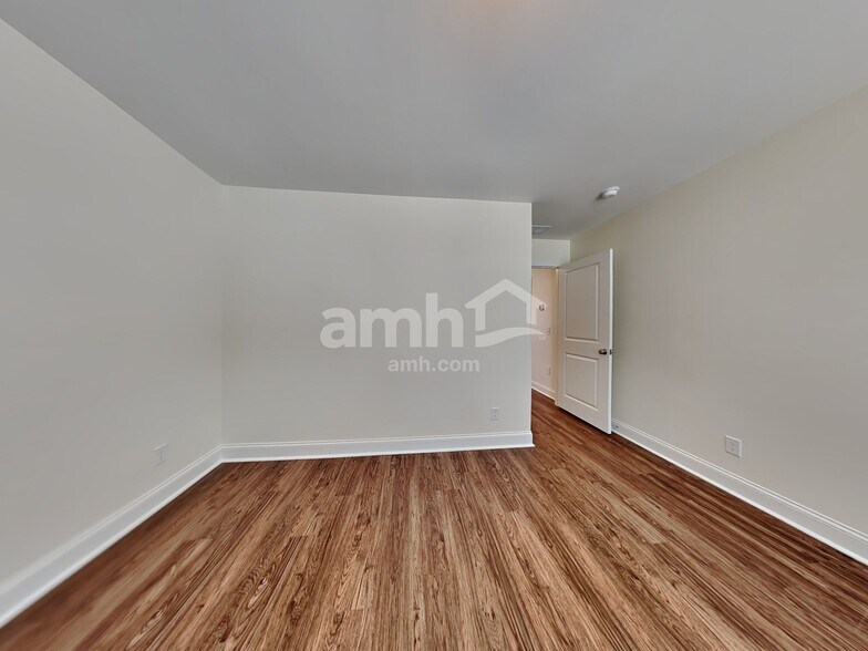 Building Photo - 223 S Live Oak Dr
