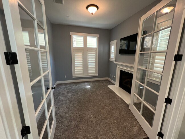 Building Photo - 3 bedroom | 2.5 bathroom | Crocker Village...