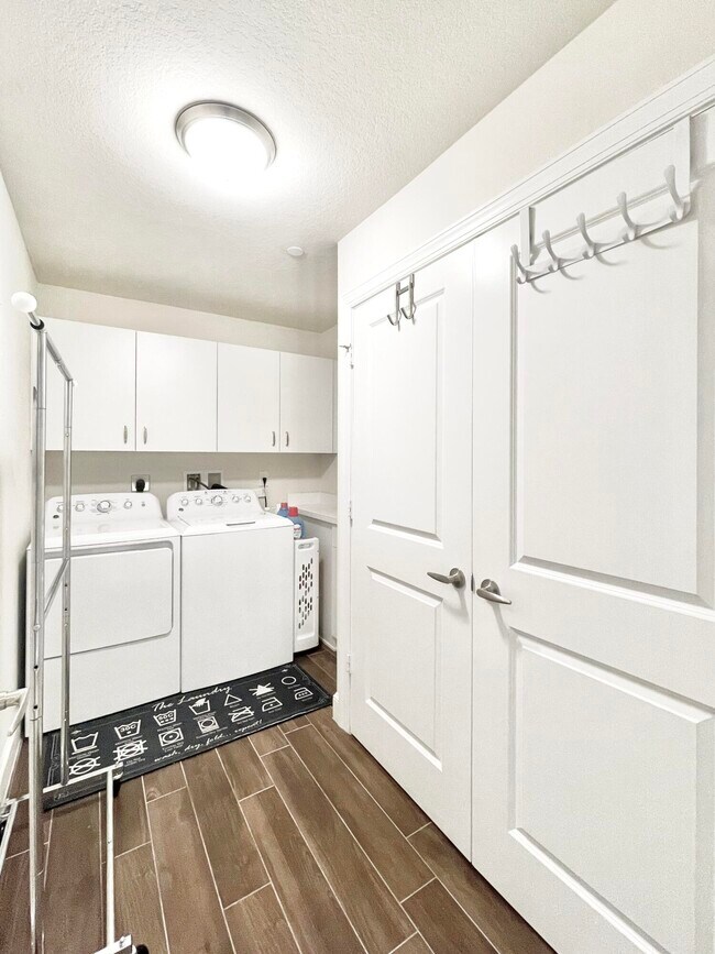 Building Photo - 1044 Bay Colony Dr S