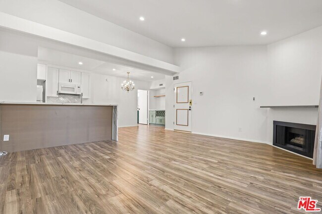 Building Photo - 5500 Lindley Ave