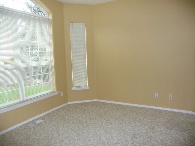 Building Photo - Spacious, West Salem Home