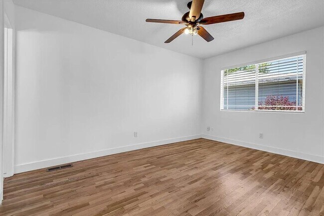 Building Photo - 1340 Rayburn Dr