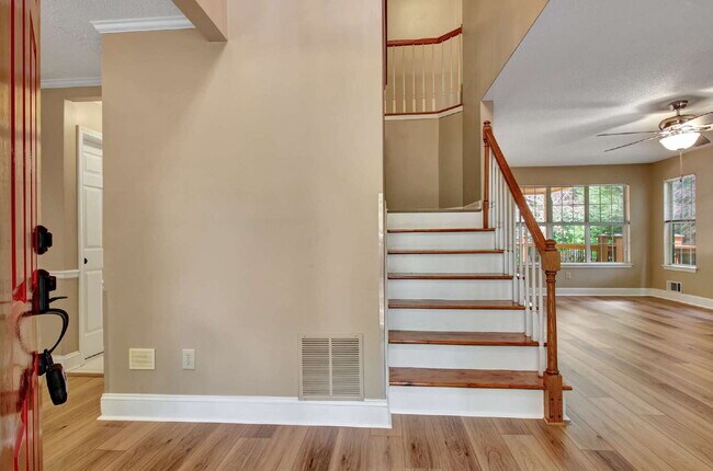 Building Photo - 49 Montrose Ln