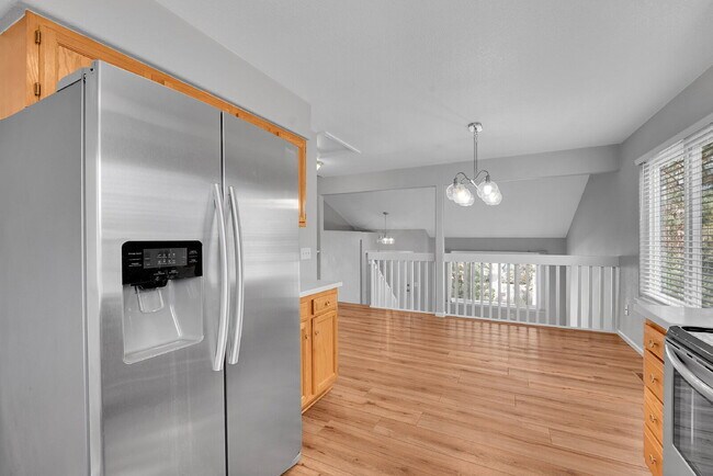 Building Photo - $2,550.00 - 3-bed, 3-bath split-level loca...