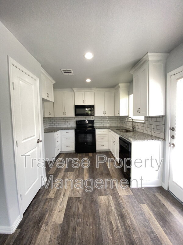 Building Photo - 924 E Annie St