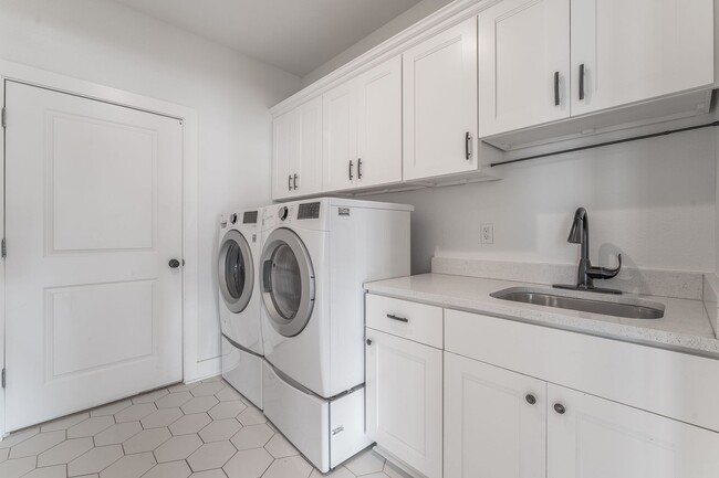 Building Photo - Modern 3-Bedroom Home with Open Layout in ...