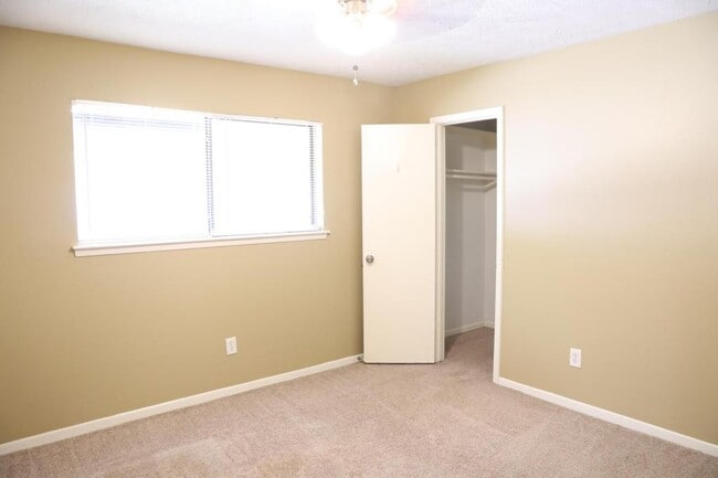 Building Photo - 2215 Silver Falls Dr