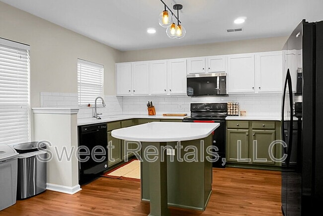 Primary Photo - 124 Larkspur Dr