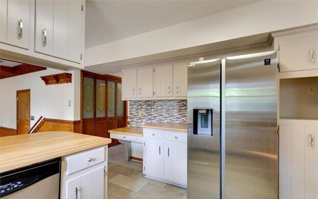 Building Photo - Large Home in Michael's Woods