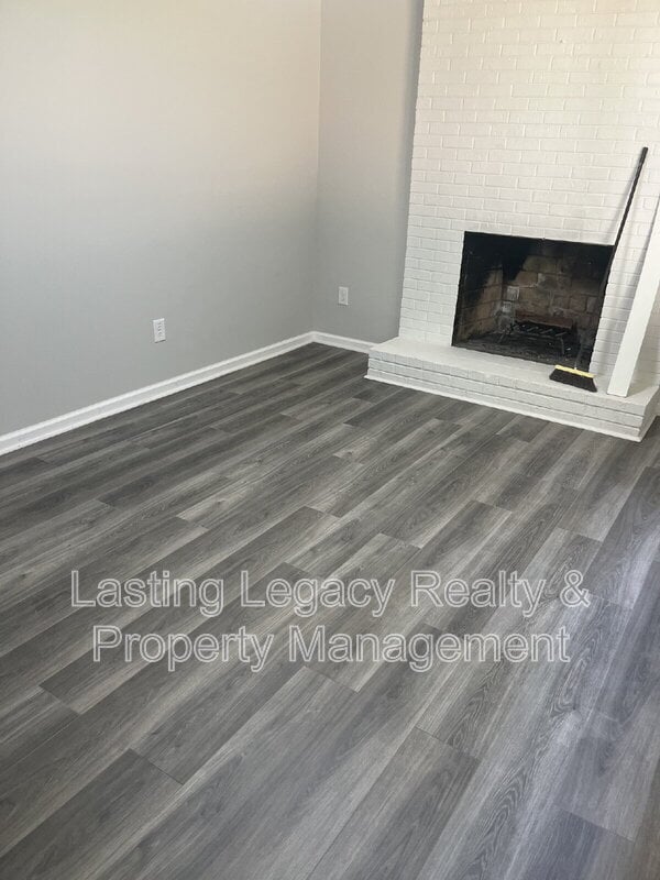 Building Photo - 4749 Eastwin Dr