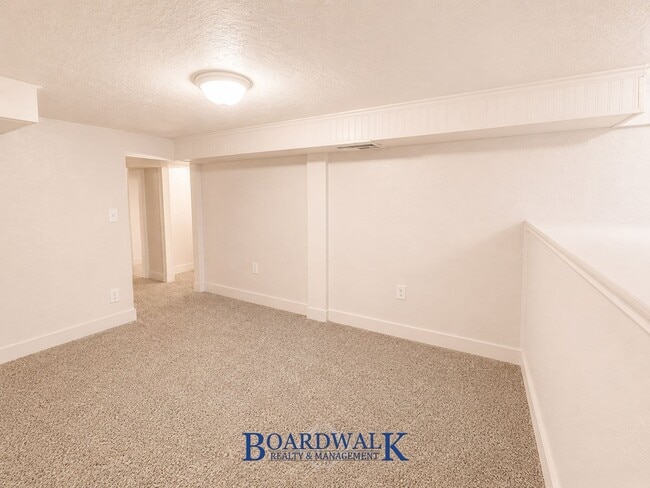 Building Photo - Beautiful 4 Bed 2 Bath SLC home!