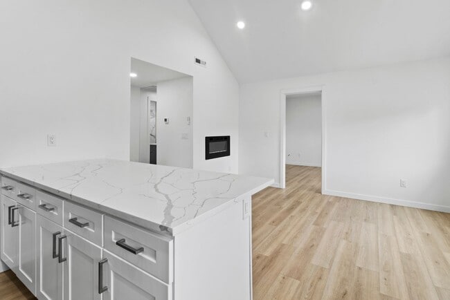 Building Photo - Modern 3-Bed Home Near JBLM with Vaulted C...