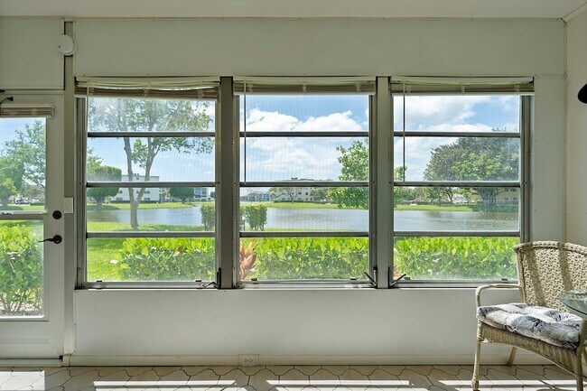 Building Photo - 1032 Lincoln B