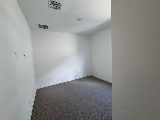 Building Photo - Stunning New 3Beds/2.5Bath Townhome in Pho...