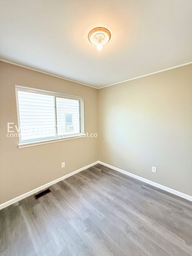 Building Photo - 3 Bed, 1 Bath Home with Modern Amenities  / Pet-Friendly / Vouchers Accepted / Available Now!