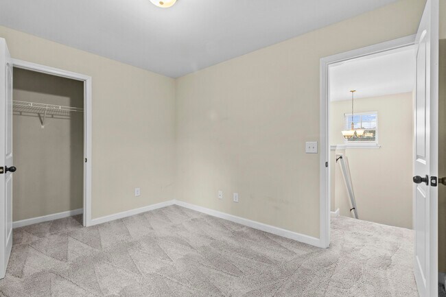 Building Photo - 405 Crestmont Ct