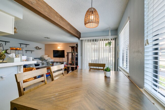 Building Photo - Cute and Cozy 2-bedroom 2-bathroom Townhom...