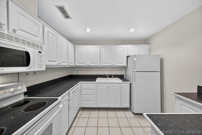 Building Photo - 6417 Bay Club Dr