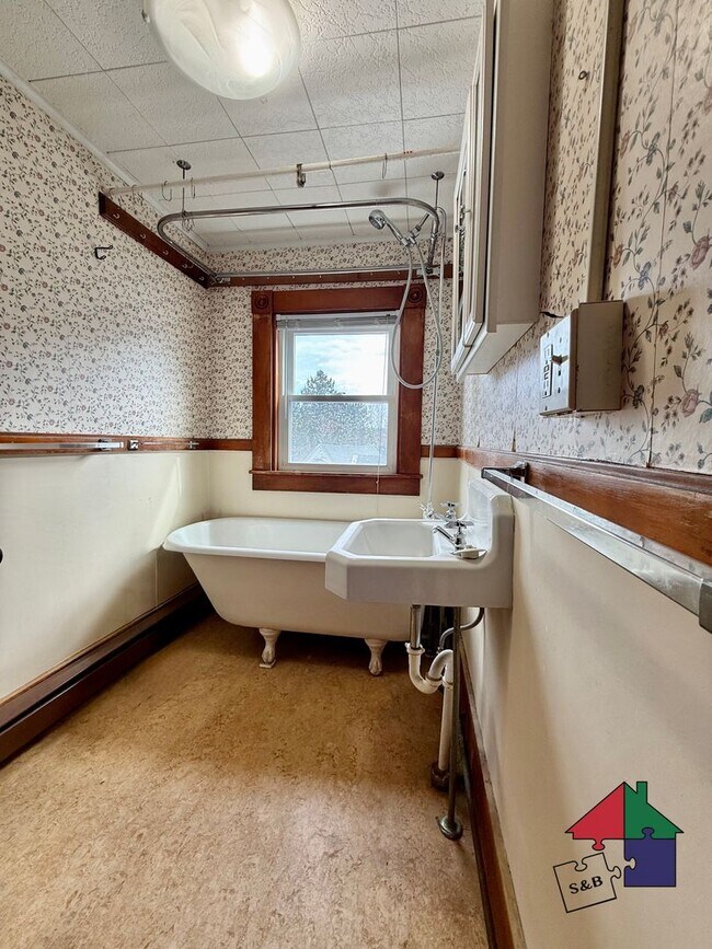 Building Photo - 37 Church Hill Rd