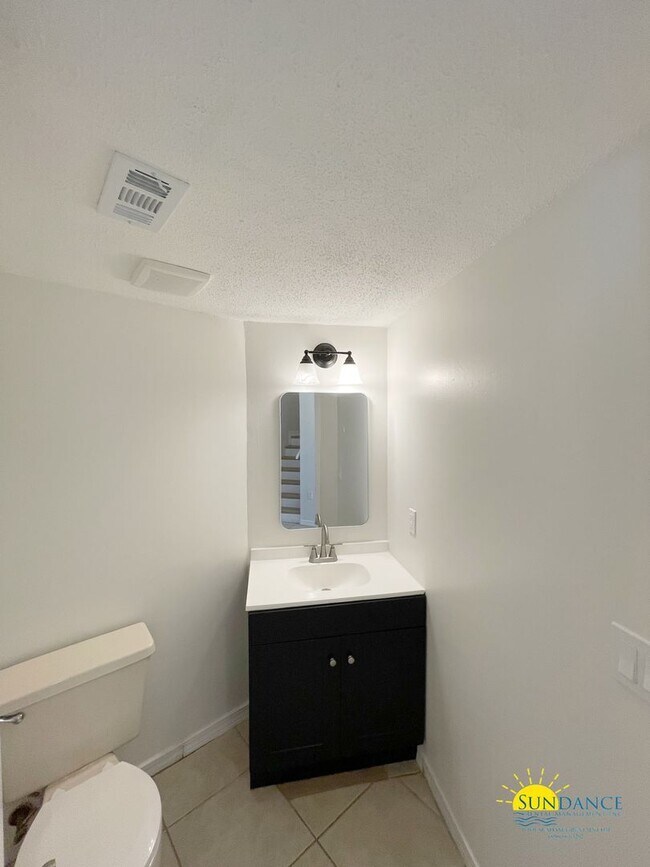 Building Photo - Newly Renovated 2BR Townhouse in Fort Walt...