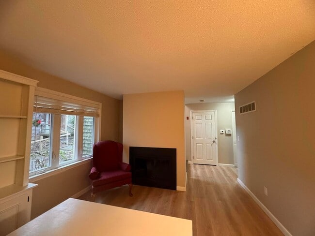 Building Photo - 225 SW Meadows