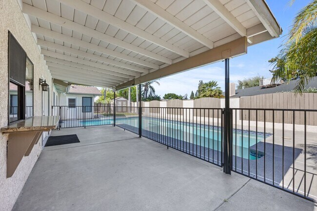 Building Photo - 605 N El Rio Dr