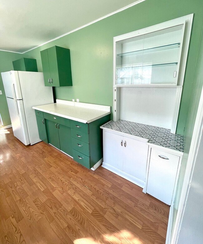 Building Photo - Very Unique 5 Bedroom Home on Large Lot