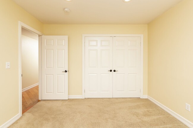 Building Photo - Spacious single level Home with A/C on the Golf Course!