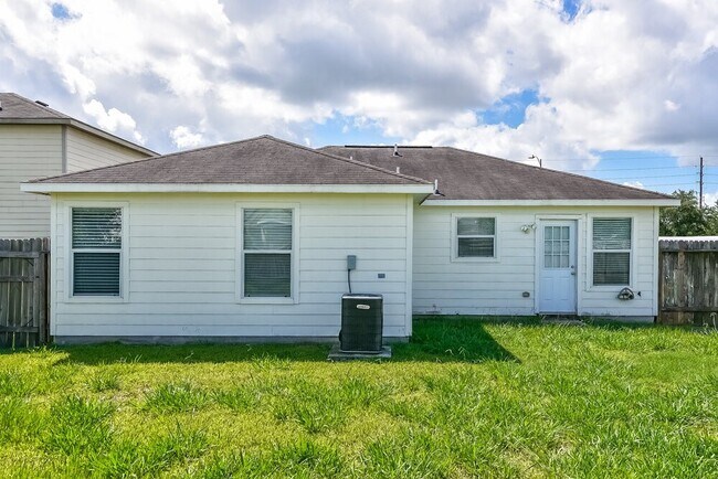 Building Photo - 4002 Hollow Cove Ln