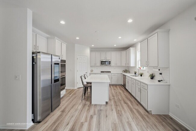 Building Photo - 26305 W Milestone Dr