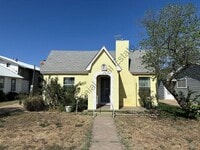 Building Photo - Cozy 2 Bed 1 bath house with detached garage and central Heat and air and washer/dryer hookups in...