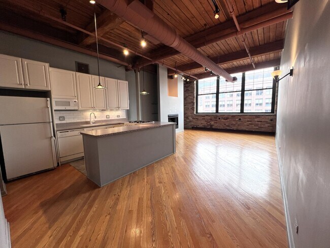 Building Photo - 1000 W Washington Blvd