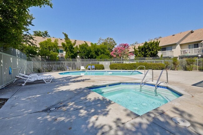 Building Photo - Cute One Bedroom Condo with Central AC and Heat.