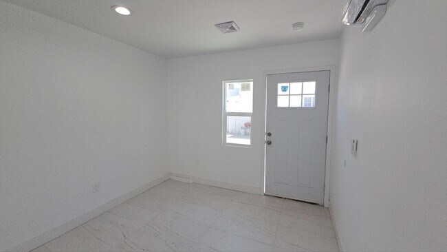 Building Photo - 1319 E 59th Pl