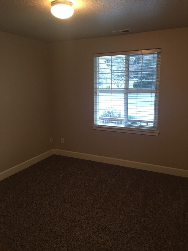 Building Photo - Single level home in Foxborough!