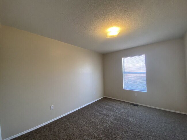 Building Photo - COMMUNITY POOL - LARGE 4 BEDROOM - Master Upstairs