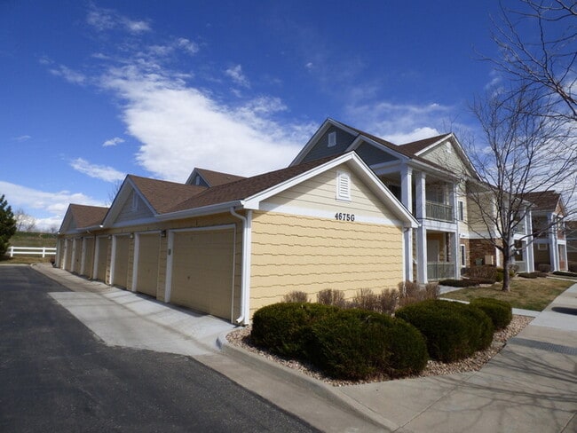 Building Photo - ***MOVE IN SPECIAL*** 2 WEEKS FREE -MUST SEE 2 Bed/2 Bath Condo in the Lakeshore at Centerra!