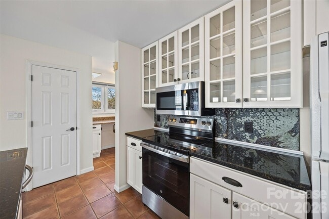 Building Photo - 372 Northwest Dr