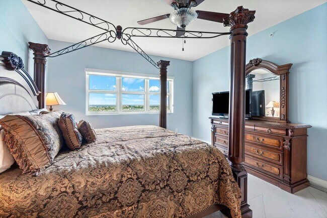 Building Photo - 2640 Lake Shore Dr