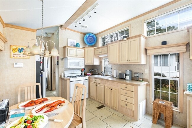 Building Photo - 185 Cotuit Rd